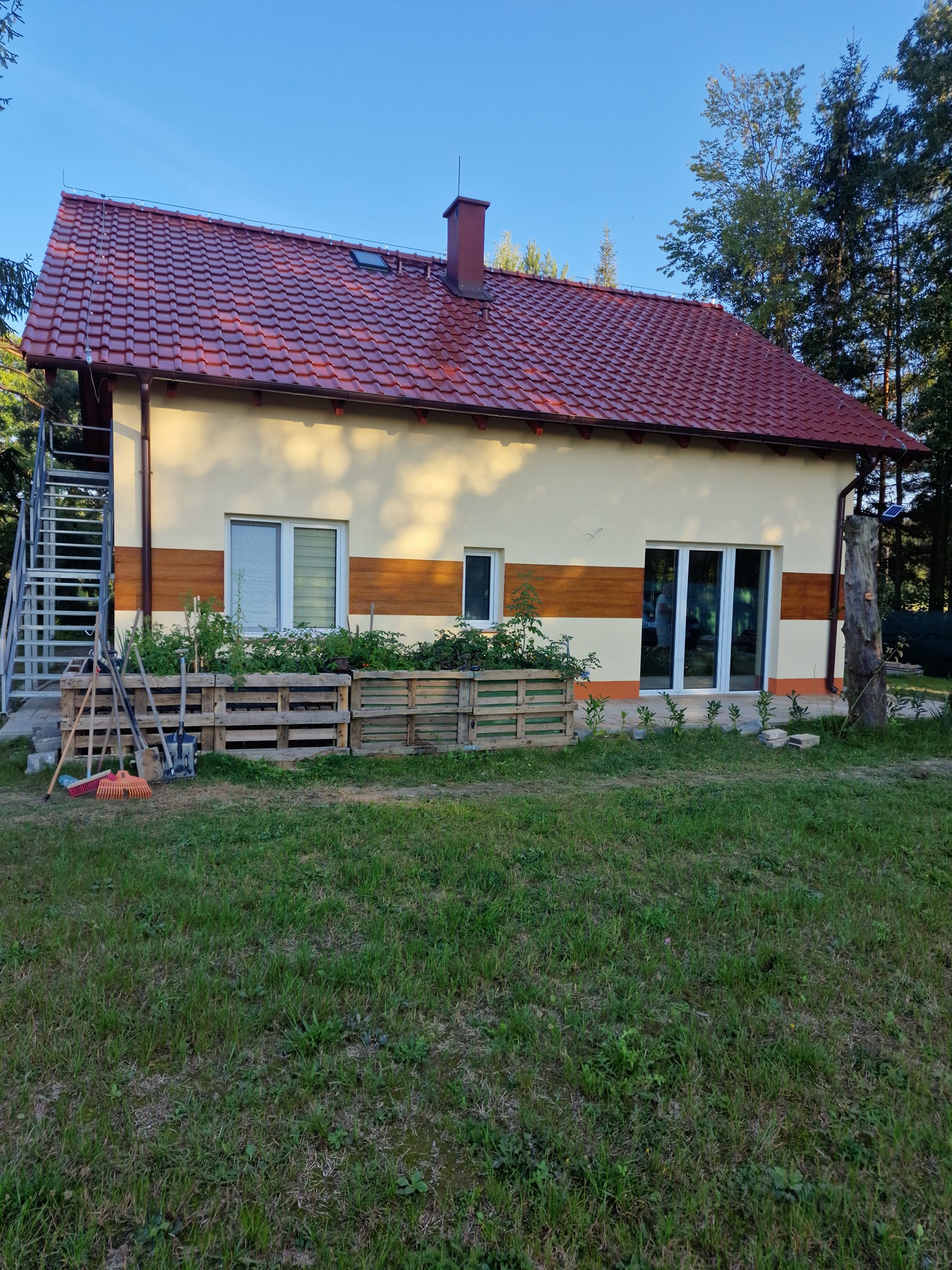 Nowoczesna elewacja z poziomym pasem drewna