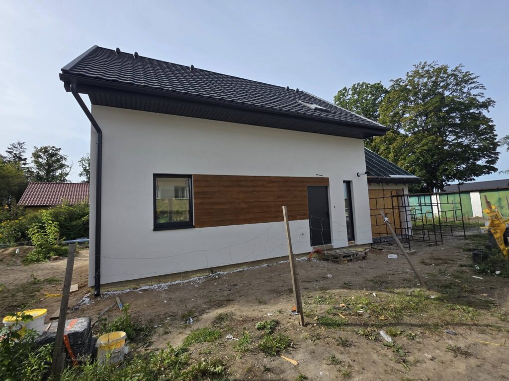 elewacja z drewnianym pasem
